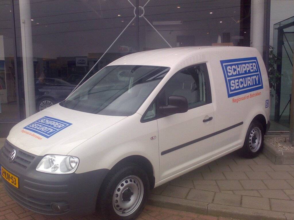 Nieuwe belettering surveillanceauto’s