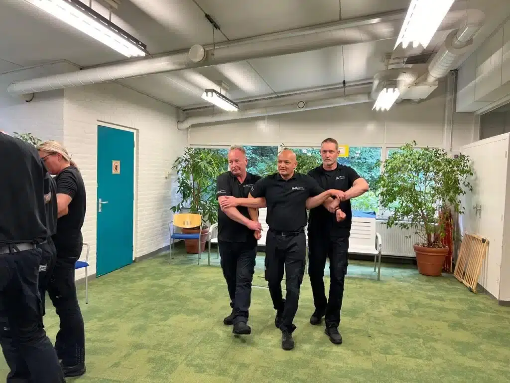 Zorgbeveiligingsprofessional in een zorginstelling volgt Trifier training – 24/7 toezicht en bescherming van patiënten, personeel en bezoekers.