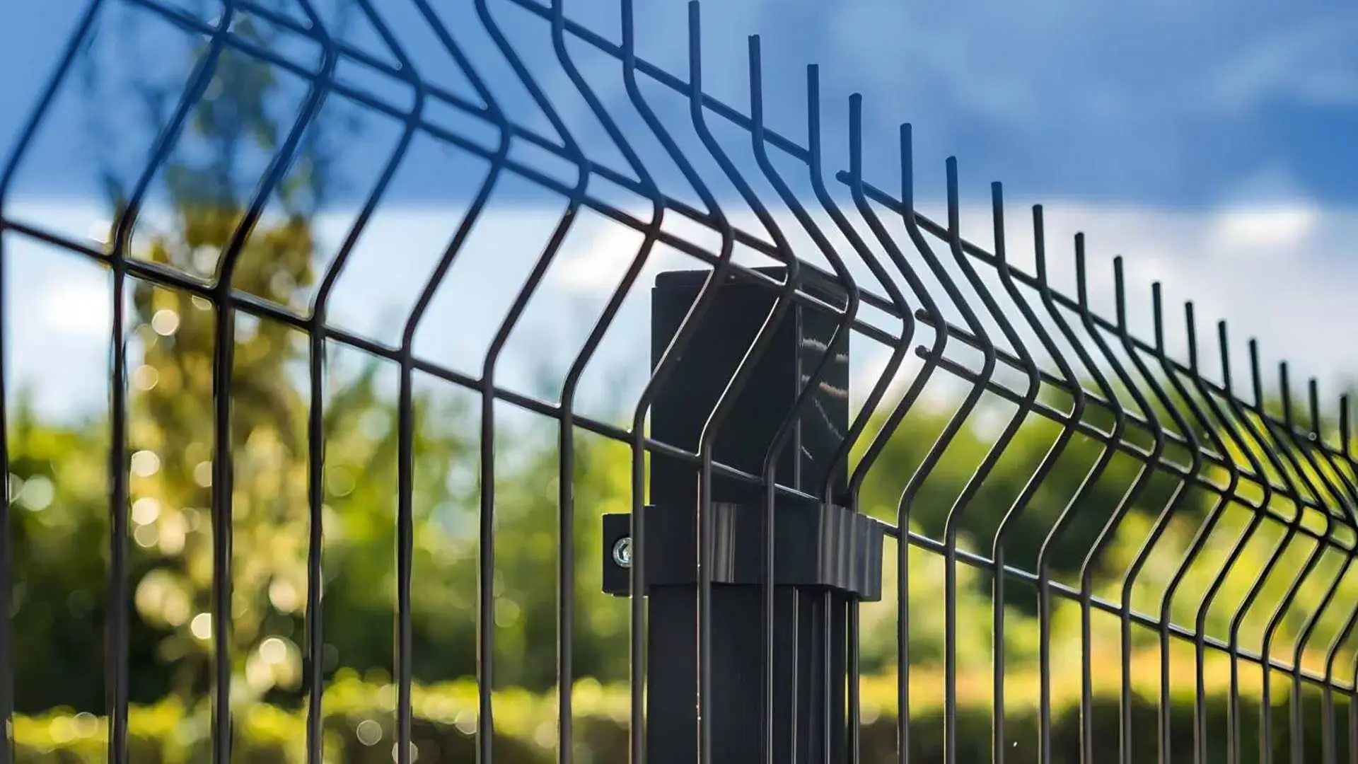 Terreinbeveiliging voor woningen: hekwerkdetectie, buitencamera’s en slimme sensoren gekoppeld aan meldkamer en snelle alarmopvolging