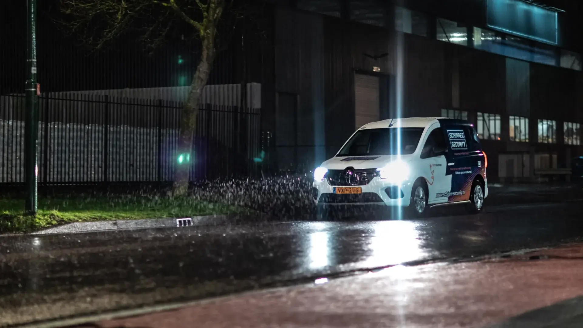 Beveiligingsbedrijf in gemeente Ede: Schipper Security voertuig ’s avonds op industrieterrein, meldkamer 24/7