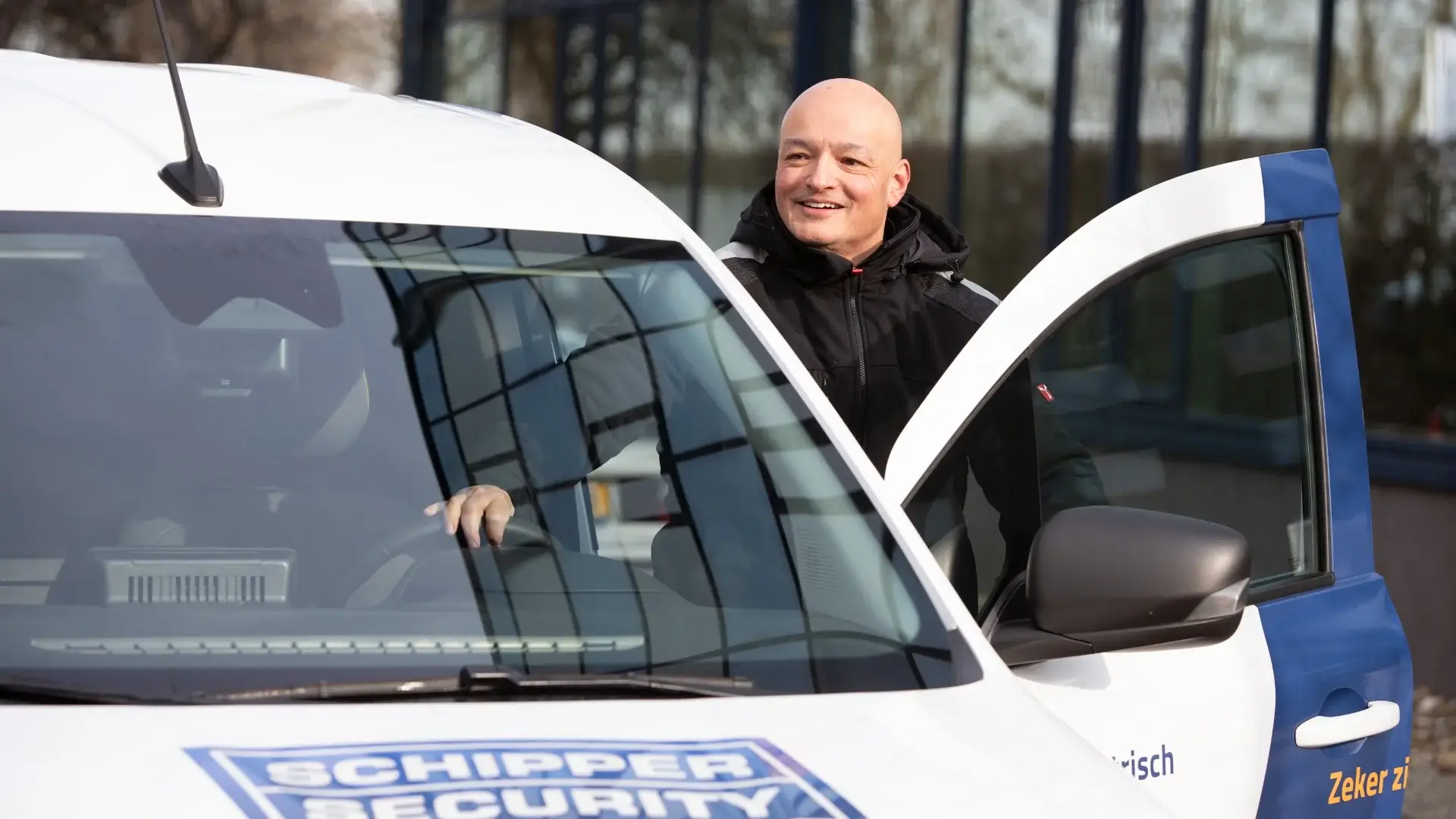 Schipper Security – beveiligingsbedrijf in uw gemeente: dienstvoertuig met zichtbaar logo, meldkamer 24/7