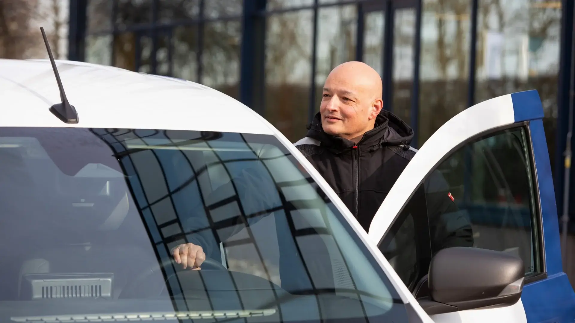 Schipper Security beveiligingsbedrijf in Flevoland: surveillant bij voertuig met zichtbaar logo, meldkamer 24/7